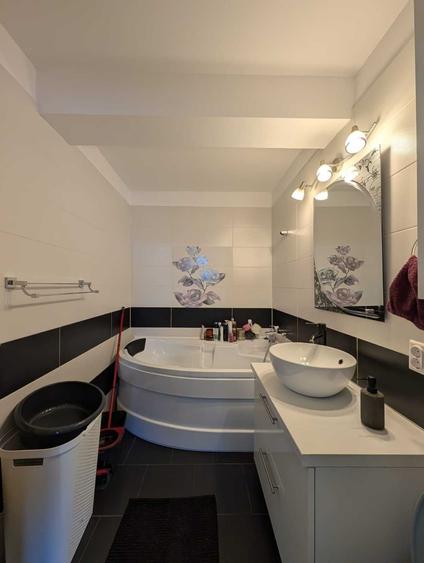 Apartament cu 3 camere semidecomandat în Florești
