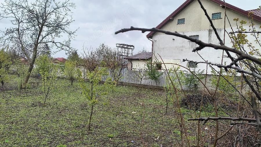 Teren de 300 mp, în Lazu