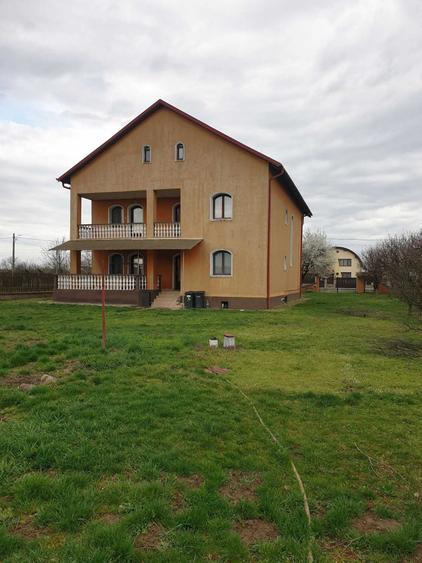 Casă cu 4 camere decomandat în Central