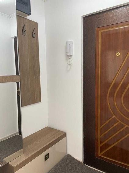Apartament cu 3 camere semidecomandat în Apărătorii Patriei