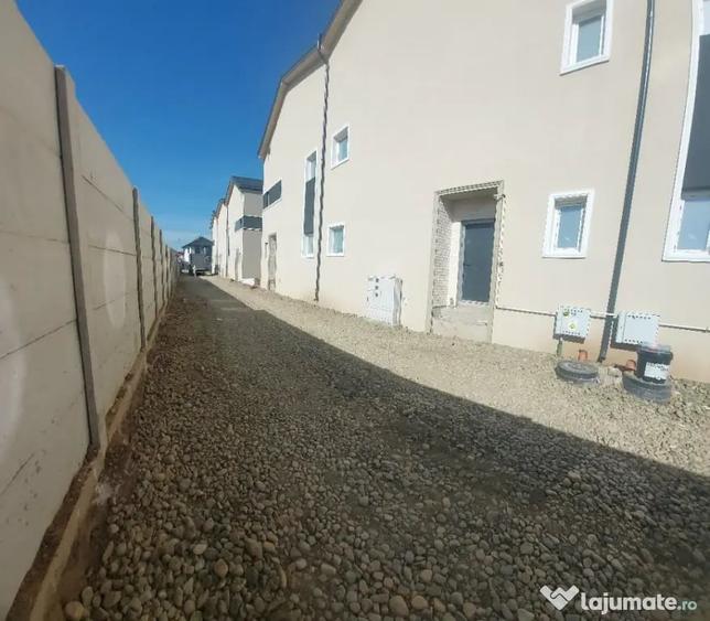 Casă cu 5 camere cu Teren 210 Mp în Central