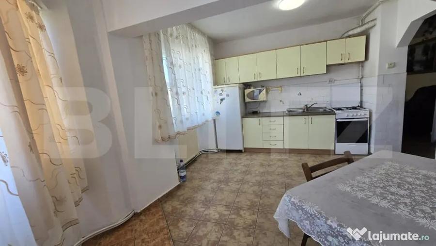 Apartament cu 3 camere semidecomandat în Micro 16