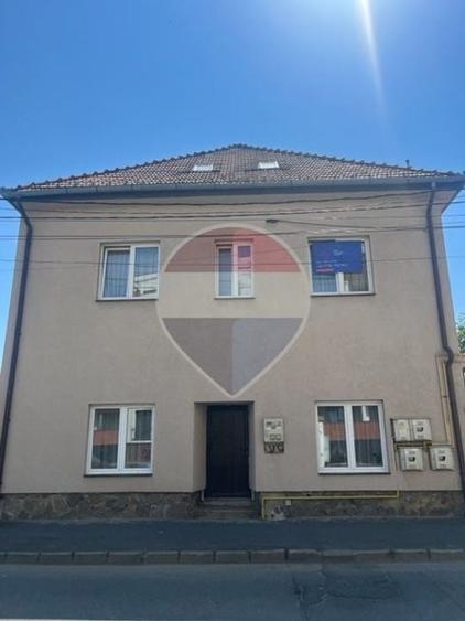 Casă individuală cu 9 camere cu Teren 373 Mp în Lazaret