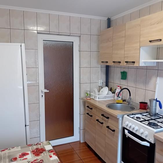 Apartament cu 3 camere decomandat în Podu Roș