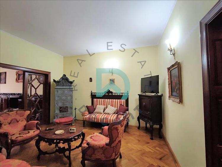 Casă individuală cu 10 camere cu Canalizare în Central