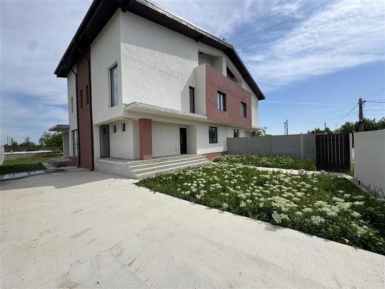 Casă individuală cu 7 camere cu Canalizare în Ciorogârla