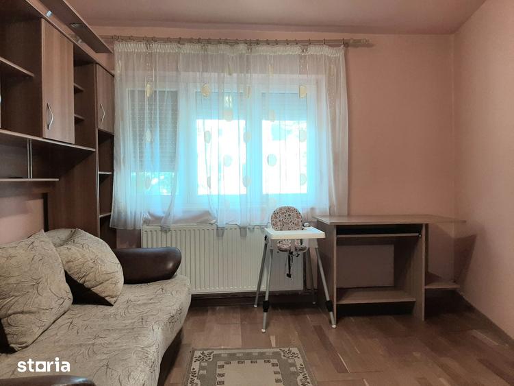 Apartament cu 3 camere semidecomandat în Micro 16