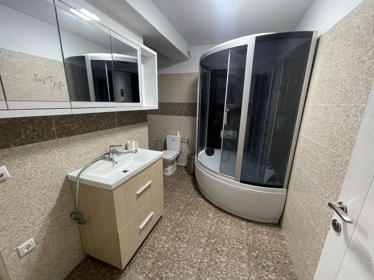 Spațiu comercial, de 3,000 mp, în Central