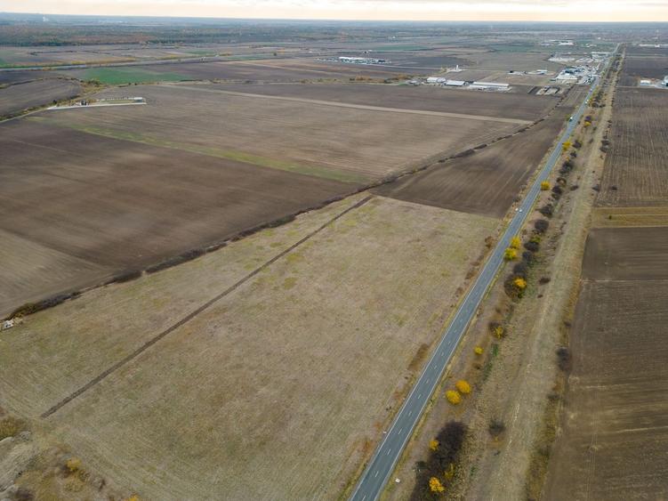Teren agricol extravilan de 22500 mp, în Est