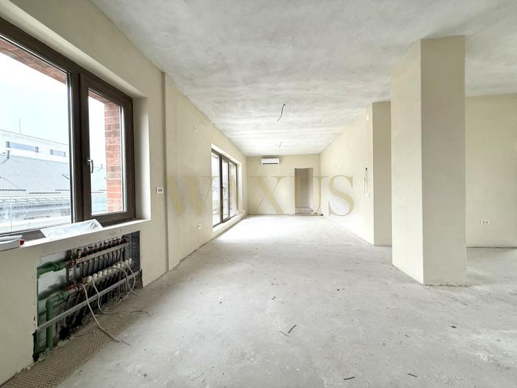 Apartament cu 3 camere semidecomandat în Borhanci