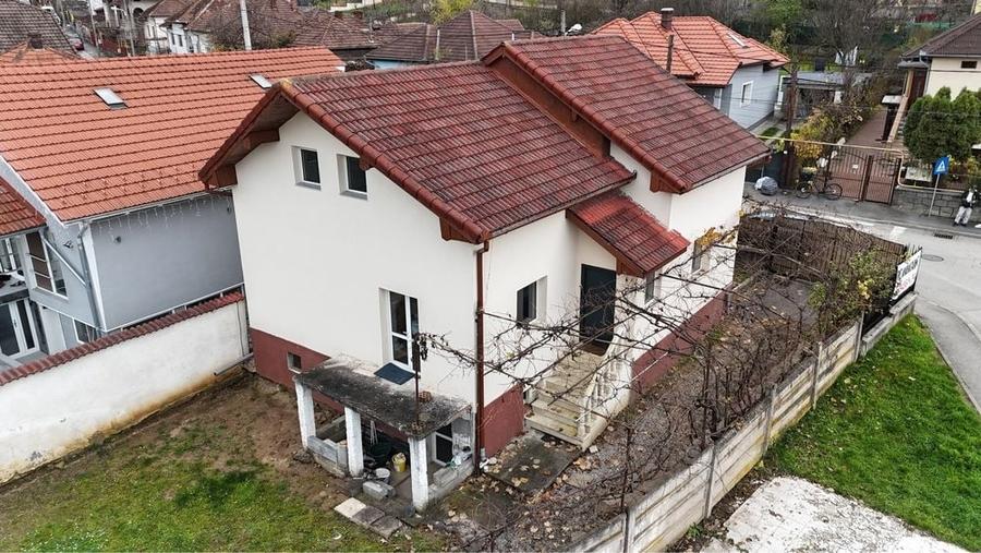 Casă cu 3 camere în Central