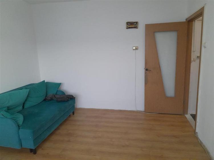 Apartament cu 3 camere semidecomandat în Dacia