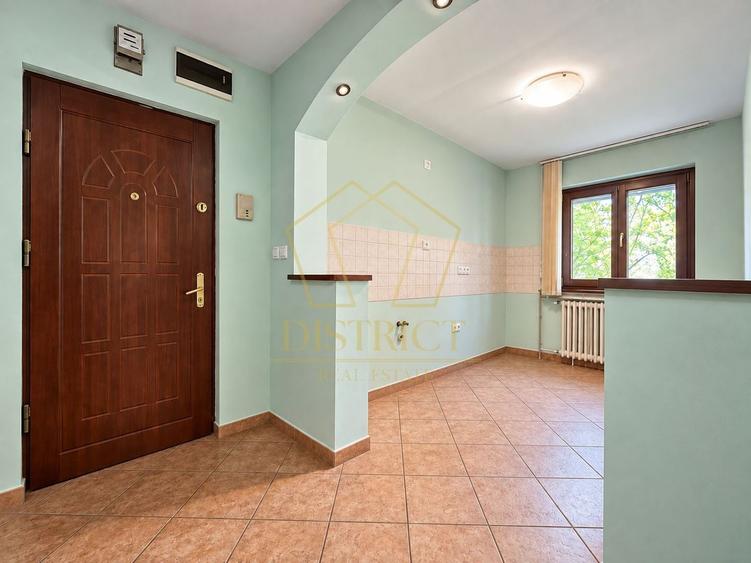 Apartament cu 3 camere semidecomandat în Aradului
