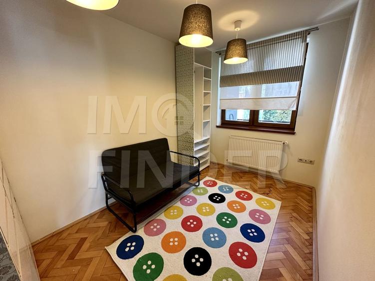 Apartament cu 3 camere semidecomandat, mobilat în Plopilor