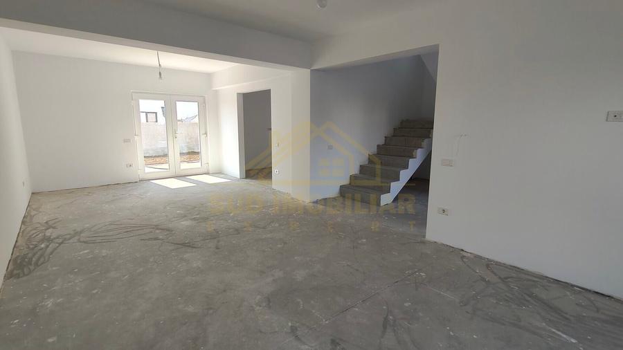 Casă individuală cu 4 camere cu Canalizare în Glina
