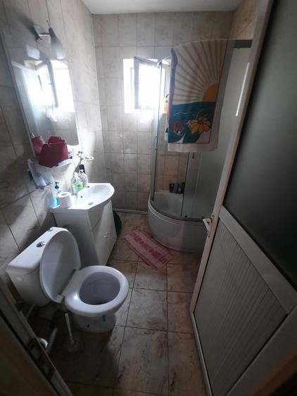 Apartament cu 3 camere semidecomandat, mobilat în Baza 3