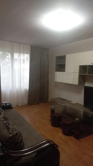 Apartament cu 3 camere semidecomandat în Apărătorii Patriei