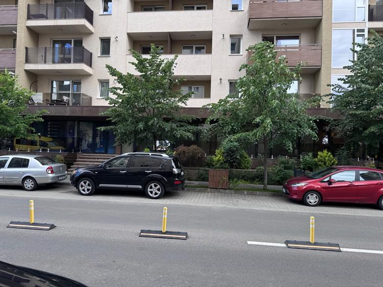 Spațiu comercial, de 98 mp, în Tractorul