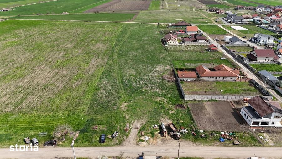 Teren de 12500 mp, în Livada