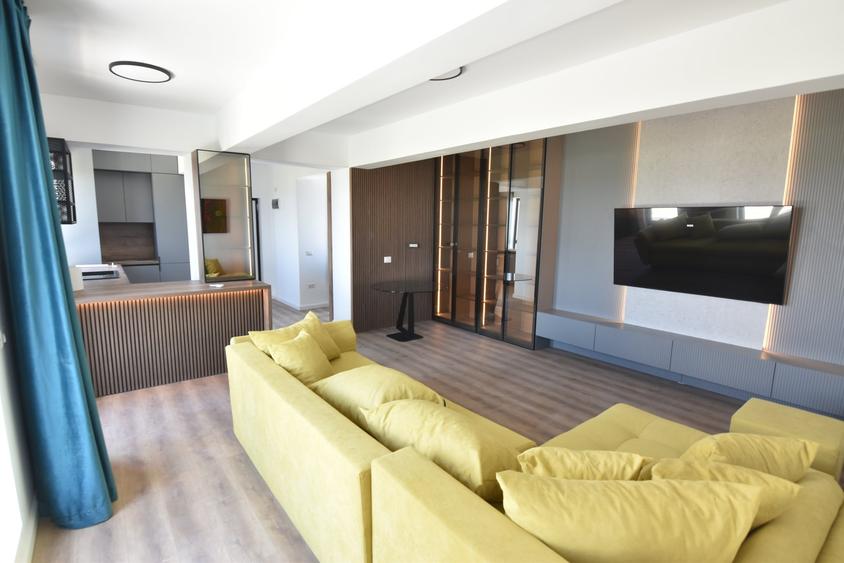Penthouse cu 3 camere decomandat în Prelungirea Ghencea