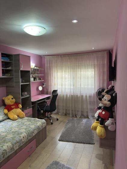 Apartament cu 3 camere decomandat în Școlilor