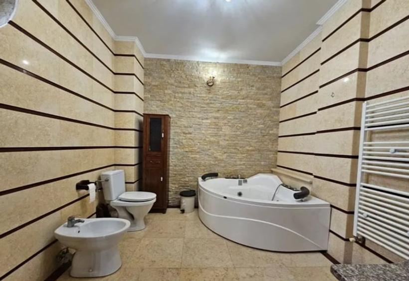 Spațiu comercial, de 600 mp, în Trocadero