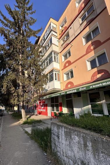 Apartament cu 3 camere decomandat în Pietroasa