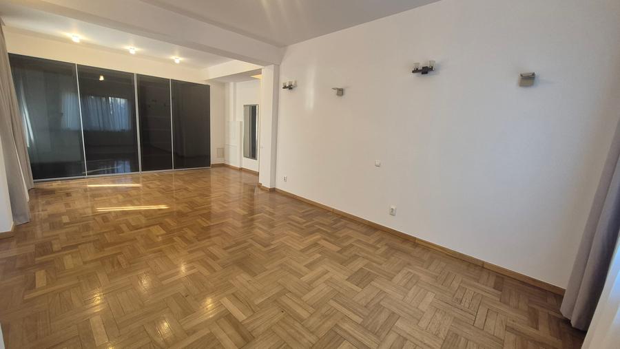 Casă individuală cu 6 camere cu Canalizare în Nord