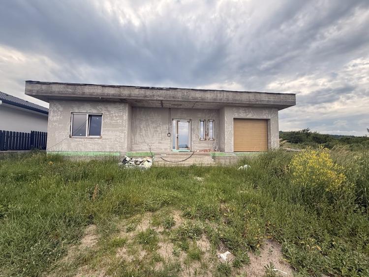 Casă individuală cu 4 camere cu Garaj în Cetate