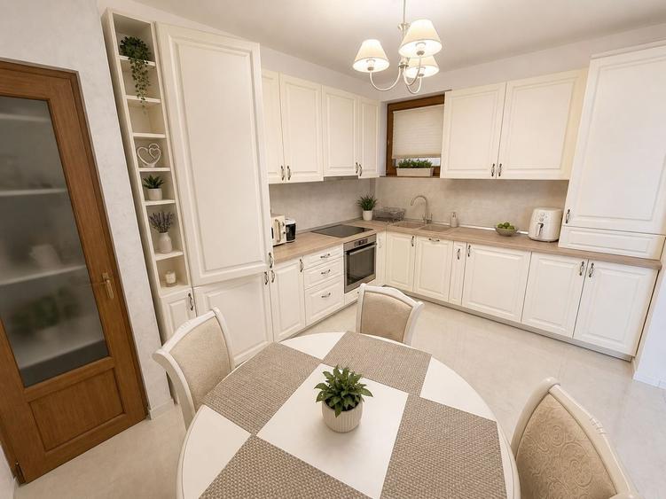 Apartament cu 3 camere decomandat, mobilat în Central