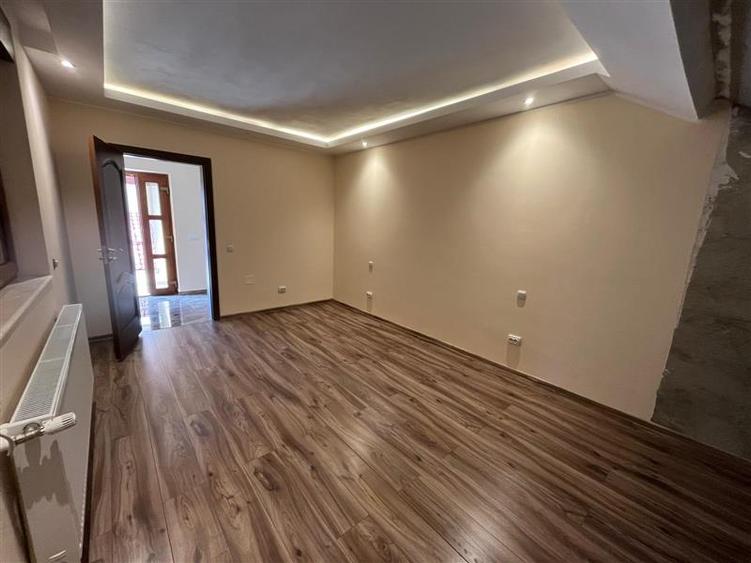 Casă individuală cu 5 camere cu Teren 600 Mp în Exterior Est