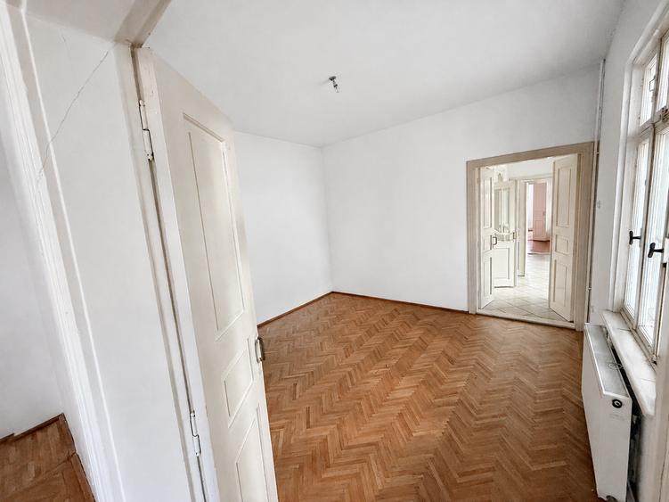 Casă individuală cu 5 camere cu Garaj în Tei
