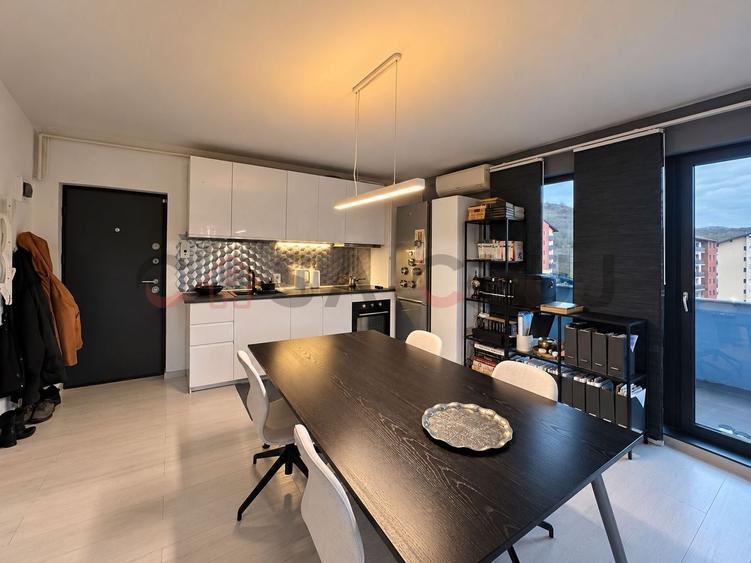 Apartament cu 3 camere semidecomandat, mobilat în Florești