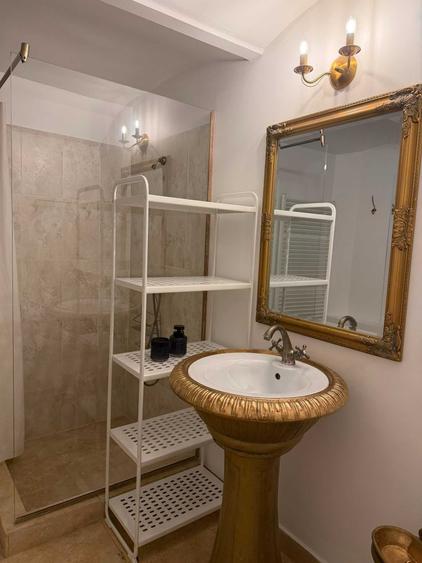 Inchiriez apartament cu utilitati incluse in pret, studio, in centrul Brasovului, George Baritiu 18, minim 6 luni - 6