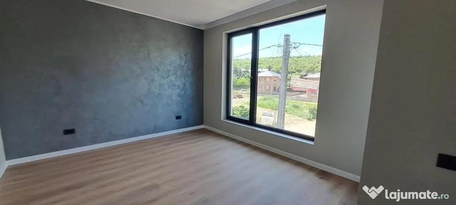 Casă cu 4 camere cu Teren 500 Mp în Vișani