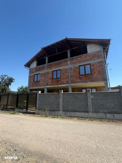 Casă cu 9 camere cu Teren 850 Mp în Brănișca