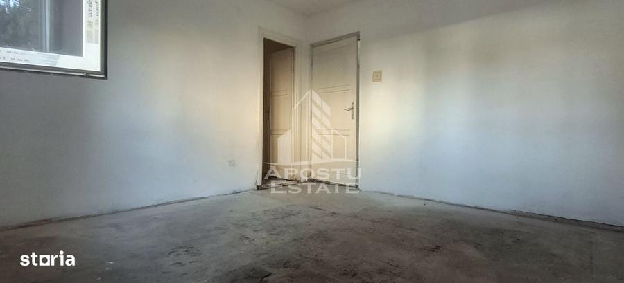 Apartament cu 2 camere decomandat în Polivalentă