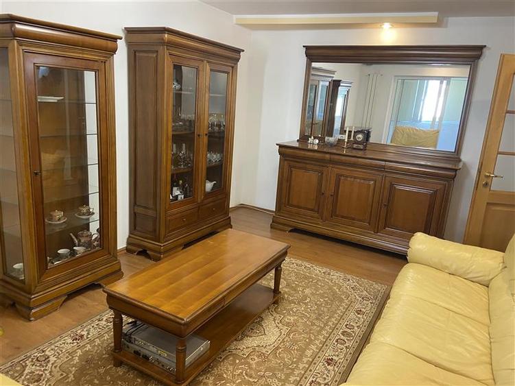 Apartament cu 4 camere decomandat în Central