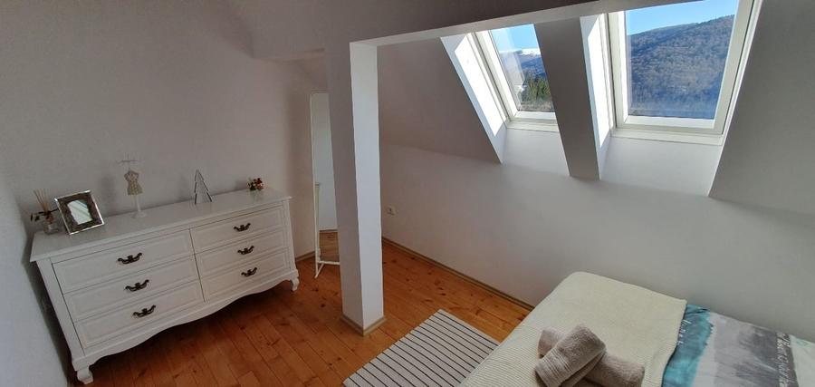Apartament cu 4 camere decomandat, mobilat în Furnica