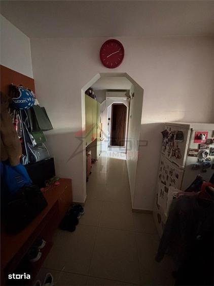Apartament cu 3 camere decomandat, mobilat în Nicolina