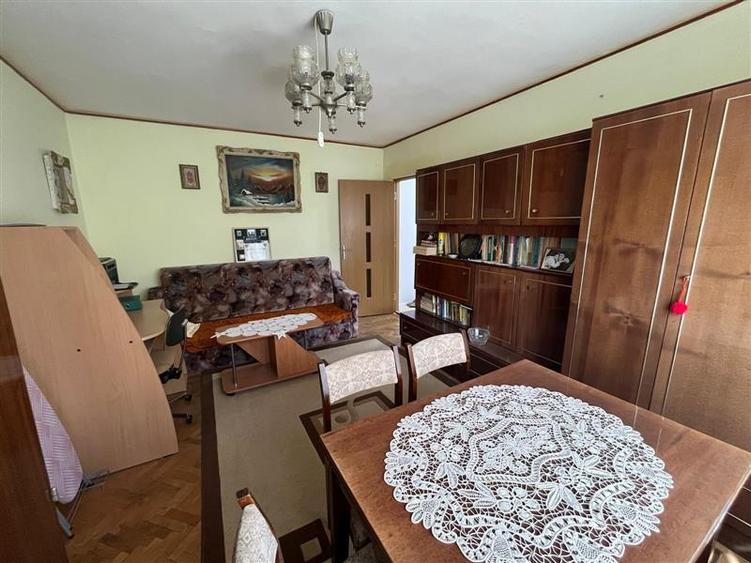 Apartament cu 4 camere semidecomandat, mobilat în Nord