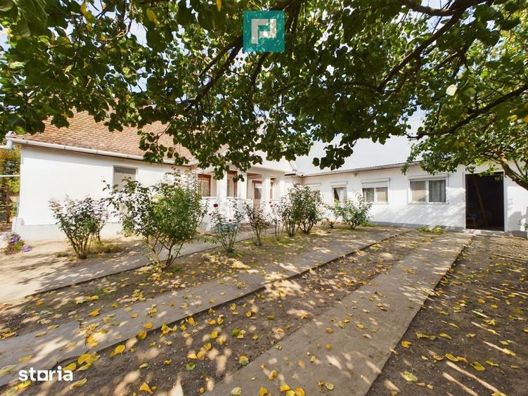 Casă cu 6 camere cu Teren 2877 Mp în Ineu