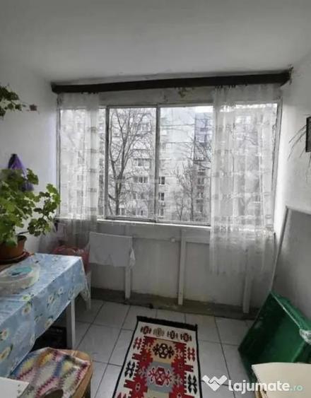 Apartament cu 3 camere semidecomandat în Crângași
