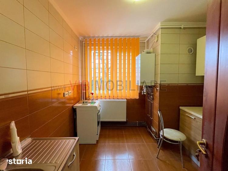 Apartament cu 3 camere semidecomandat, mobilat în 1 Mai