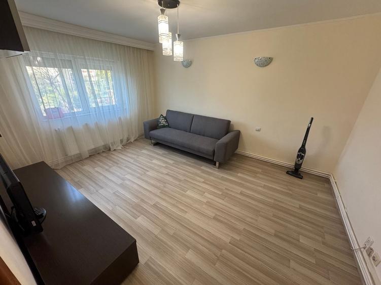 Apartament cu 4 camere decomandat, mobilat în Casa de Cultură