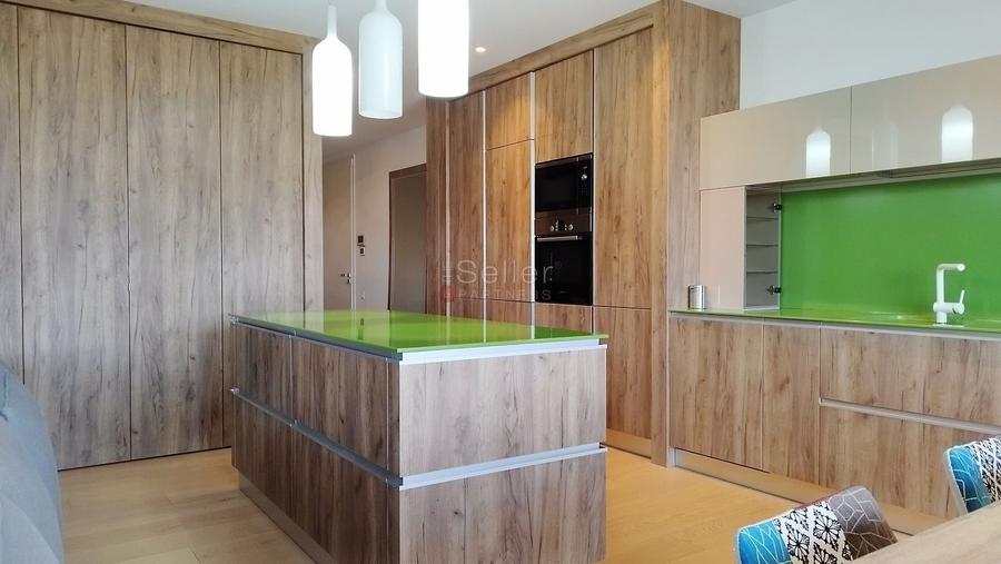 Apartament cu 3 camere semidecomandat, mobilat în Central