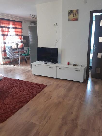 Apartament cu 3 camere semidecomandat în Florești