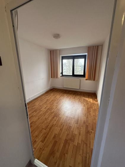 Apartament cu 3 camere semidecomandat în Hipodrom