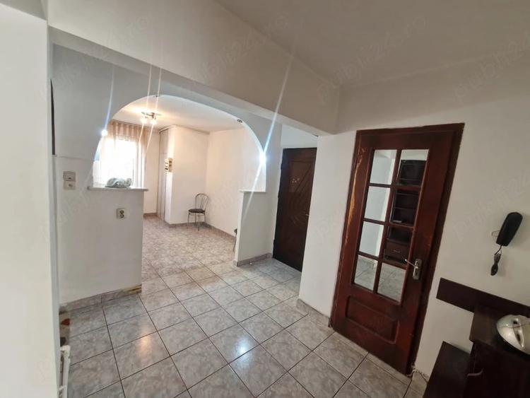 Apartament cu 3 camere decomandat în Buduș