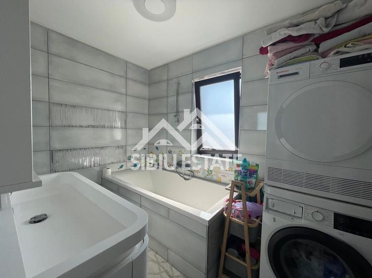 Duplex cu 5 camere cu Canalizare în Cristian